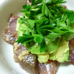 ヤズの生姜醤油麹漬けとアボカドの丼